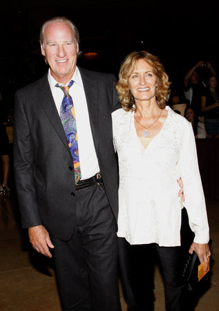 Craig T. Nelson at the Operation Smile's 8th Annual Smile Gala held at the Beverly Hilton Hotel in Beverly Hills, USA on October 2, 2009.のeditorial素材