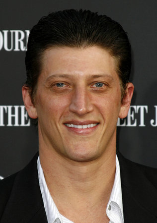 Joshua Feinman at the Los Angeles premiere of 'Mr. Brooks' held at the Grauman's Chinese Theater in Hollywood, USA on May 22, 2007.のeditorial素材