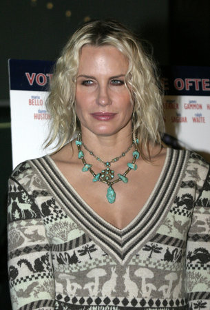 Daryl Hannah at the Los Angeles premiere of 'Silver City' held at the Arclight Cinerama Dome in Hollywood, USA on September 14, 2004.のeditorial素材