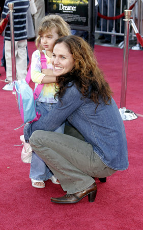 Amy Brenneman and daughter Charlotte at the Los Angeles premiere of 'Dreamer' held at the Mann Village Theatre in Westwood, USA on October 9, 2005.のeditorial素材