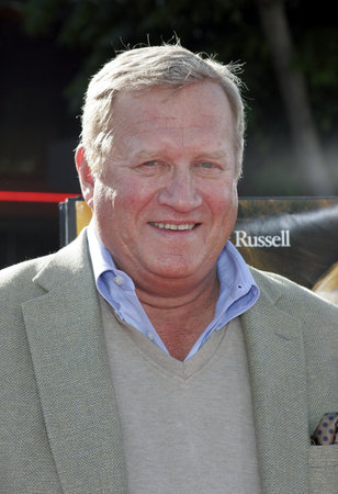 Ken Howard at the Los Angeles premiere of 'Dreamer' held at the Mann Village Theatre in Westwood, USA on October 9, 2005.のeditorial素材