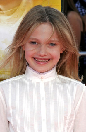 Dakota Fanning at the Los Angeles premiere of 'Dreamer' held at the Mann Village Theatre in Westwood, USA on October 9, 2005.のeditorial素材