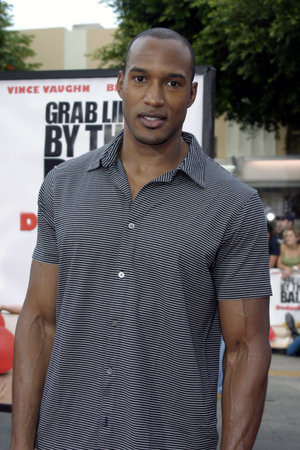 Henry Simmons at the Los Angeles premiere of 'Dodgeball' held at the Mann Village Theater in Westwood, USA on June 14, 2004.のeditorial素材
