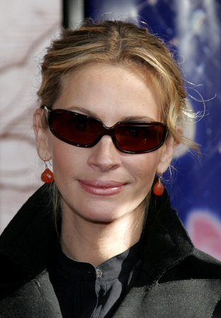 Julia Roberts at the Los Angeles premiere of 'Charlotte's Web' held at the ArcLight Theatre in Hollywood, USA on December 10, 2006.のeditorial素材