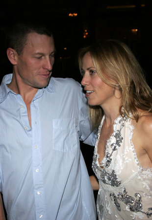Lance Armstrong and Sheryl Crow at the Los Angeles Free Clinic's 29th Annual Dinner Gala held at the Regent Beverly Wilshire in Beverly Hills, USA on November 21, 2005.のeditorial素材