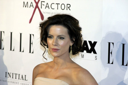 Kate Beckinsale at the Los Angeles premiere of 'The Aviator' held at the Grauman's Chinese Theater in Hollywood, USA on December 1, 2004.のeditorial素材