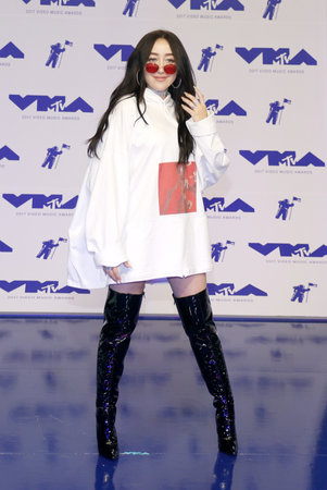 Noah Cyrus at the 2017 MTV Video Music Awards held at the Forum in Inglewood, USA on August 27, 2017.のeditorial素材