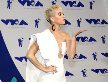 Katy Perry at the 2017 MTV Video Music Awards held at the Forum in Inglewood, USA on August 27, 2017.のeditorial素材
