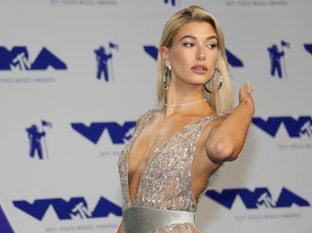 Hailey Baldwin at the 2017 MTV Video Music Awards held at the Forum in Inglewood, USA on August 27, 2017.のeditorial素材