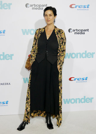 Carrie-Anne Moss at the Los Angeles premiere of 'Wonder' held at the Regency Village Theatre in Westwood, USA on November 14, 2017.のeditorial素材
