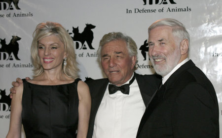 Shera Danse, Peter Falk and Dr. Elliott Katz at the IDA Awards - In Defense of Animals Hosts 2nd Annual Guardian Award held at the Paramount Studios in Los Angeles, USA on October 30, 2004.のeditorial素材