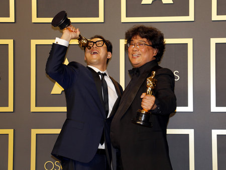 Han Jin-won and Bong Joon-ho at the 92nd Academy Awards - Press Room held at the Dolby Theatre in Hollywood, USA on February 9, 2020.のeditorial素材