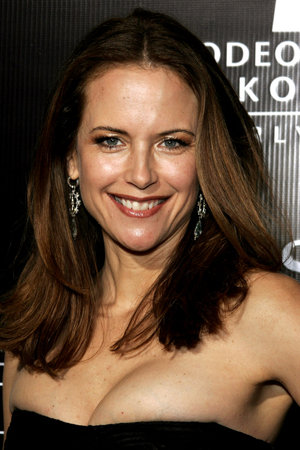 Kelly Preston attends the Rodeo Drive Walk Of Style Award honoring Gianni and Donatella Versace held at the Beverly Hills City Hall in Beverly Hills, California on February 8, 2007.のeditorial素材