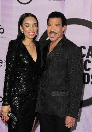 Lisa Parigi and Lionel Richie at the 2022 American Music Awards held at the Microsoft Theater in Los Angeles, USA on November 20, 2022.のeditorial素材