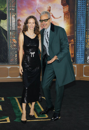 Emilie Livingston and Jeff Goldblum at the Los Angeles premiere of 'Wicked' held at the Dorothy Chandler Pavilion in Los Angeles, USA on November 9, 2024.のeditorial素材