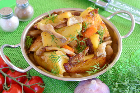 Pan fried potato with oyster mushrooms. Healthy food, vegetarian, veganの写真素材
