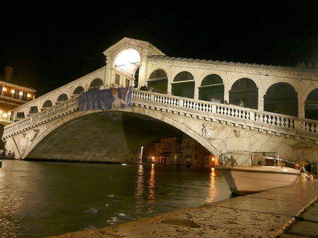 View of the Rialto Bridge at night, Venice, Italyのeditorial素材