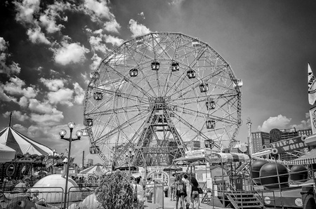 The famous Wonder Wheel in Coney Islandのeditorial素材