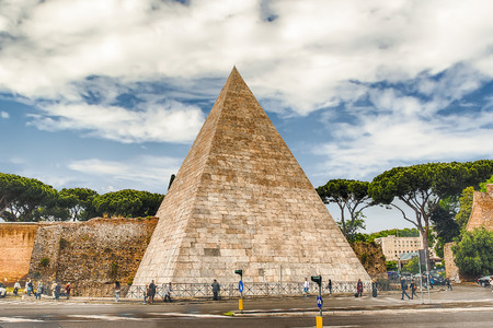 ROME - APRIL 24, 2016 - A sunny day at the Pyramid of Cestius in Rome, April 24, 2016. Built about 18 BCâ12 BC as a tomb for Gaius Cestius, it is today one of the best-preserved ancient buildings in Romeのeditorial素材
