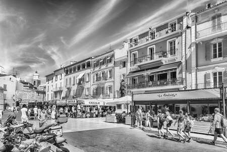 SAINT-TROPEZ, FRANCE - AUGUST 16: Walking in the picturesque streets of Saint-Tropez, Cote d'Azur, France. The town is a worldwide famous resort for the European and American jet set and touristsのeditorial素材