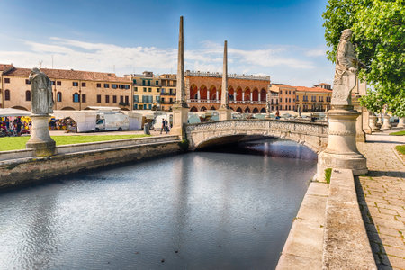 The scenic square of Prato della Valle and its beautiful canal in Padua. It is the largest square in Italy, and one of the largest in Europeの写真素材