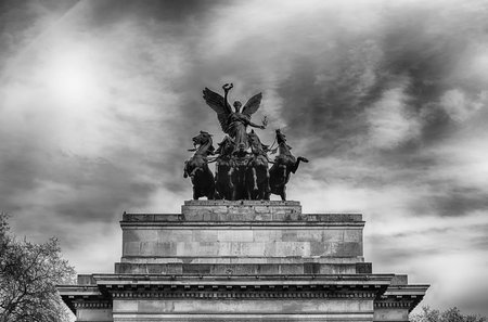 View of the Wellington Arch, iconic landmark in central London, England, UKの写真素材