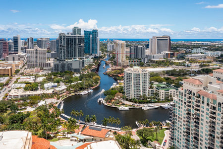 Aerial drone view of Sailboat Bend neighborhood in Fort Lauderdale, view of the North fork new river, yachts, modern buildings, tropical vegetationの素材 [FY310196131826]