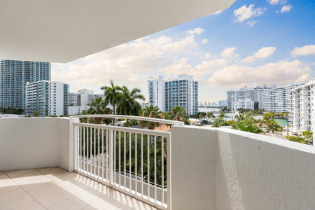 <p>Taken from a balcony of a building in the West Avenue neighborhood in Miami Beach, towers and shops around, tropical plants, parked cars on the street and urban and tropical landscape</p>の写真素材