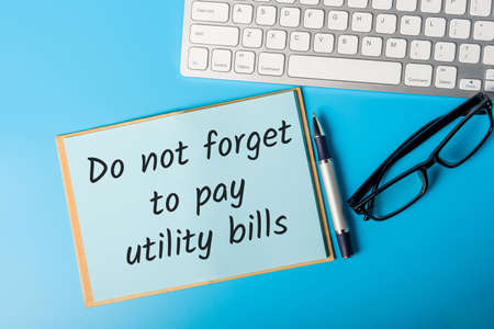 Do not forget pay utilities services bills. Message on worplace about the need to pay utility billの写真素材