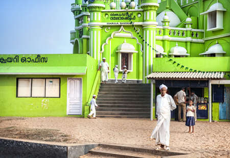 KOVALAM, KERALA, INDIA - FEBUARY 8, 2013  Muslim people in white cloth near green Mosque のeditorial素材