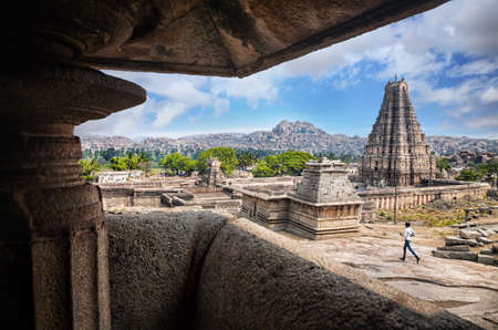 HAMPI, KARNATAKA, INDIA - MARCH 11, 2013  Indian boy running around ruins near Virupaksha templeのeditorial素材