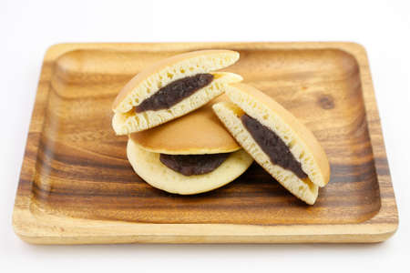 dorayaki in wooden dish isolated on white backgroundの写真素材