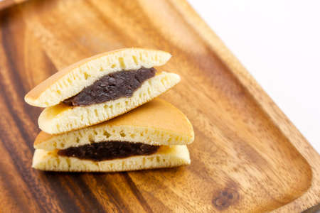 dorayaki in wooden dish isolated on white backgroundの写真素材
