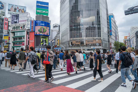 TOKYO, sep 27, 2017: Pedestrians cross at Shibuya Crossing. It is one of the world's most famous scramble crosswalks.のeditorial素材