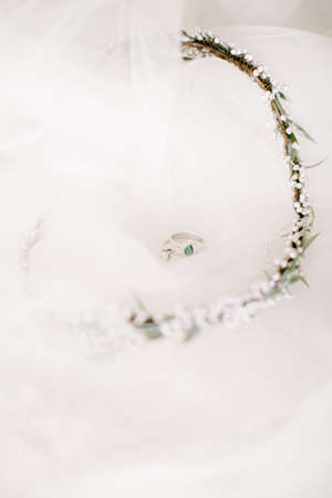 Bride hair crown. Inside the gift box. The wedding day. Bride's wedding ringsの写真素材
