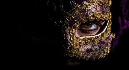 Beautiful woman in Venetian carnival mask on black backgroundの素材