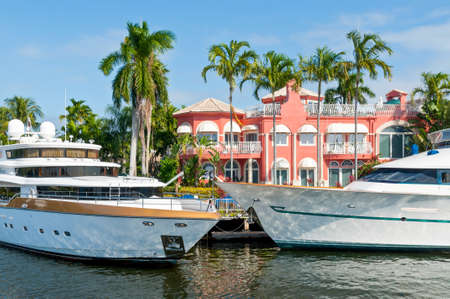 Fort Lauderdale, USA - December 8, 2011: Luxury mansion and boats at waterfront homes in Fort Lauderdale. There are 165 miles of waterways within the city limits and 9,8 percent of the city is covered by water.のeditorial素材