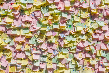 Sydney, Australia - November 9, 2014: People post the memo, notice, requests and wishes. Hundreds of post-it are pinned on the notice-board at Manly beach, Sydney, Australia.のeditorial素材