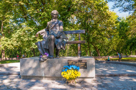 Chernihiv, Ukraine - August 28, 2016: Monument to Taras Shevchenko, in the park. Taras Shevchenko was a Ukrainian poet, writer, artist, public and political figure, as well as folklorist and ethnographer.のeditorial素材