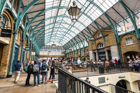 London, UK - May 23, 2017: People visiting Covent Garden Apple Market, is the big attraction for its restaurants, pubs, market stalls and shop in London.のeditorial素材
