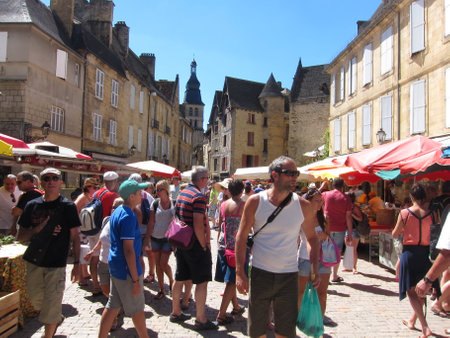 Sarlat-la-Caneda market in Dordogne at summerのeditorial素材