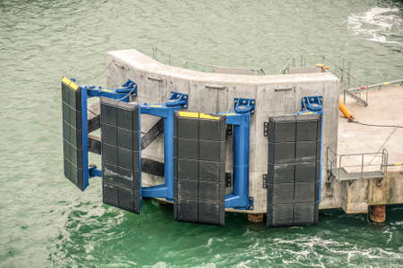 Jetty fender system to protect the jetty from ship damage