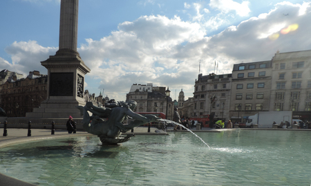 Image taken behind the fountain at Trafalgar Square, looking at the bustling streets of London.のeditorial素材