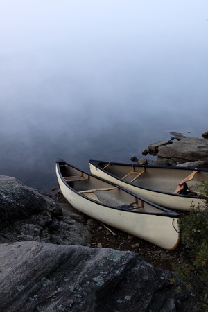 A canoe sitting on the granite shoreline of Parksid bay in Algonquin Provincial Park, in Ontario, Canada.
の写真素材
