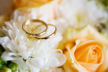 Wedding rings with rose flowers, selective focusの写真素材