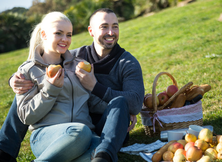  smiling family couple lounging in sunny spring day at picnic outdoors
の写真素材