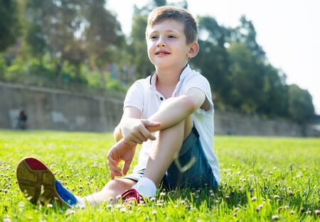 boy sitting on grassの写真素材