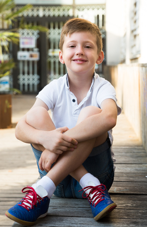 Boy sitting outdoorの写真素材