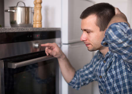 ordinary male has thought of running an ovenの写真素材