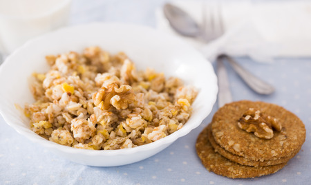 plate with cereal porridge for breakfast and cookies
の写真素材